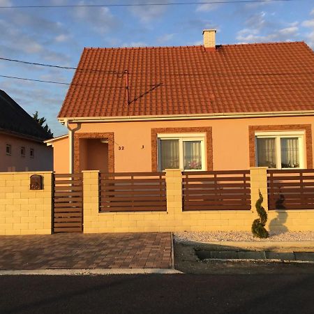 Lara Apartman Kisvárda Zewnętrze zdjęcie